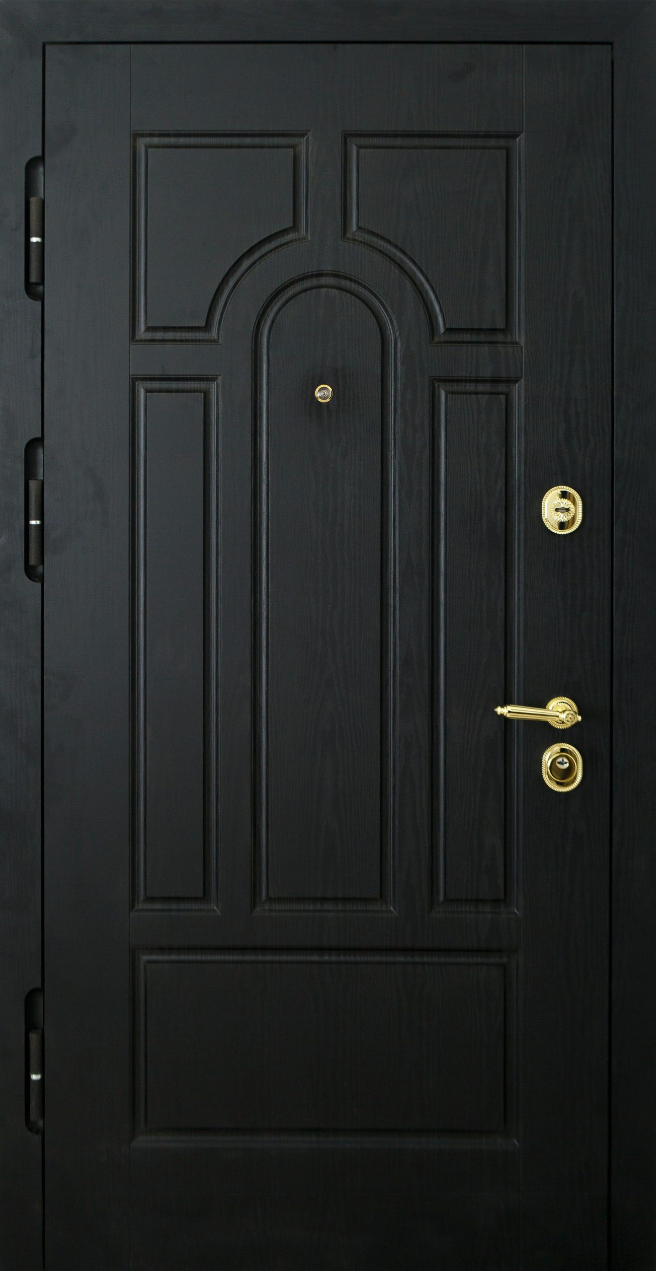 Чёрная дверь в квартиру эконом-класса