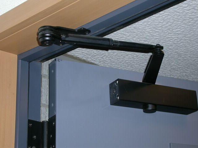 Монтаж доводчиков, броненакладок, новых ручек